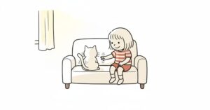 一匹の美しい猫がソファの上でくつろいでいる。猫はカメラに背を向けているが、そのしっぽが軽く揺れ、まるで何かを語りかけているかのようだ。飼い主の手がそっと猫の背中に触れようとしている瞬間。暖かく穏やかな光が差し込み、猫のしっぽの動きが中心に描かれている。全体的に柔らかく、温かい雰囲気で、猫と飼い主の深い絆を感じさせる構図。